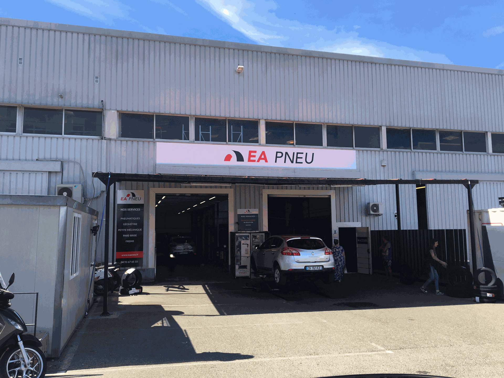 L'équipe du centre EA Pneu Grasse