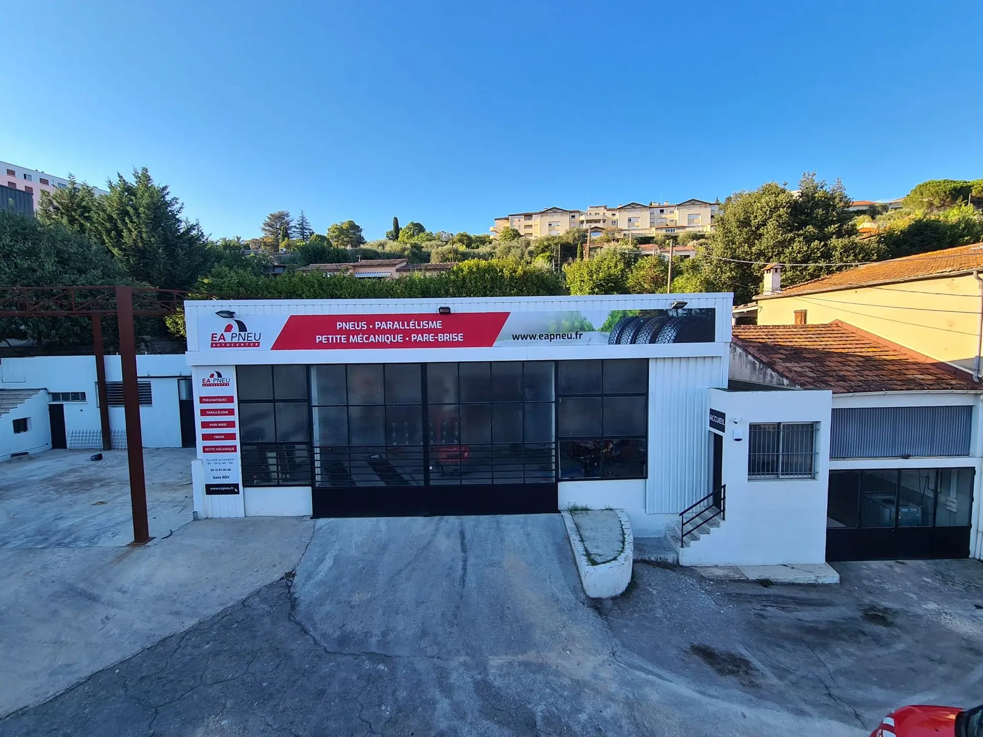 L'équipe du centre EA Pneu Grasse